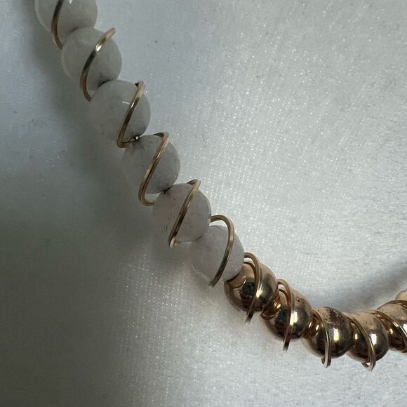 High quality beaded collar necklace with gold tone coil - Picture 3 of 7